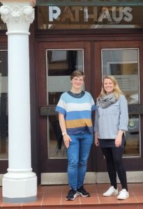 Frau Sievers und Frau Gerken vor dem Horneburger Rathaus