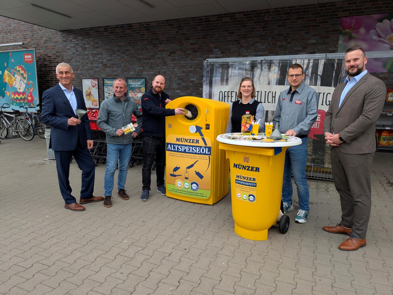 Auf dem Foto von links nach rechts: Herr Bechtoldt (Münzer Deutschland GmbH), Herr Courtault (Fachbereichsleitung Bauen und Umwelt, Samtgemeinde Horneburg), Herr Frieß (Marktleiter Rewe, Am Poggenpohl), Frau Sievers (Klimaschutzmanagement, Samtgemeinde Horneburg), Herr Schmidt (Rewe), Herr Heidenreich (Münzer Deutschland GmbH).